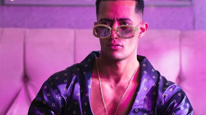 آخرهم محمد رمضان.. «مد الإيد» يهدد العلاقة بين نجوم الفن والمعجبين