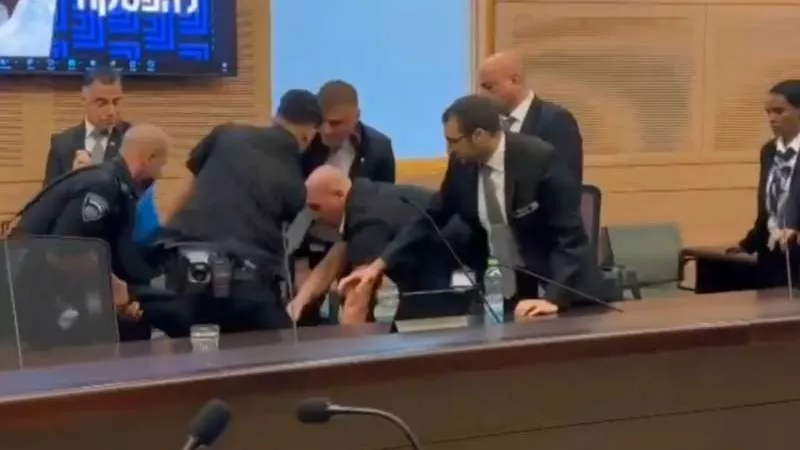 سحل شقيق أحد الأسري في الكنيست الإسرائيلي (فيديو)