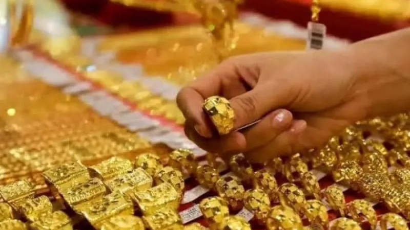 سعر الذهب عالميا مقابل الدولار اليوم يقترب من أعلى مستوى في شهر