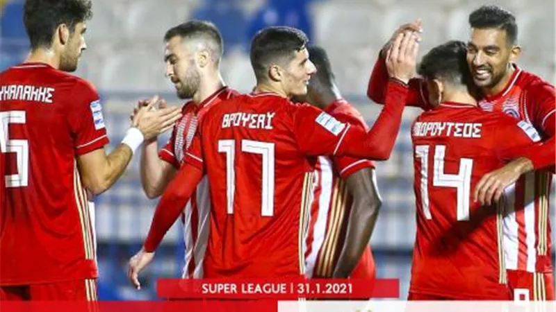 كوكا يسجل هدفين ويقود أولمبياكوس لفوز بثنائية على أبولون في الدوري اليوناني