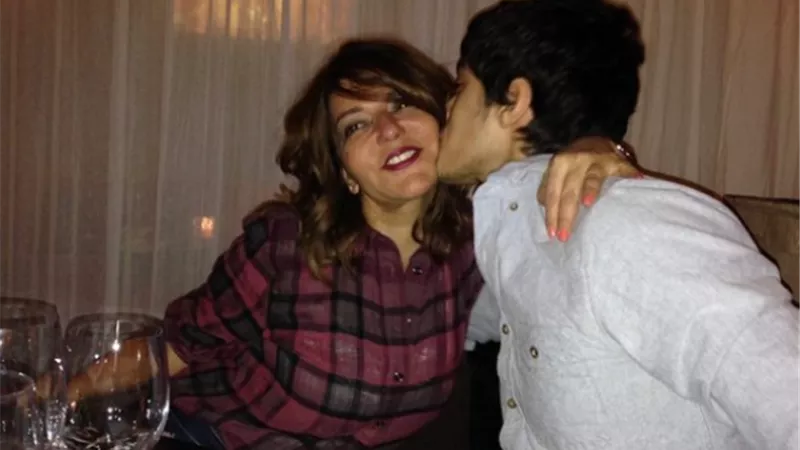 بقبلة على الخد.. نجل سميرة سعيد يشاركها بصورة من صندوق الذكريات