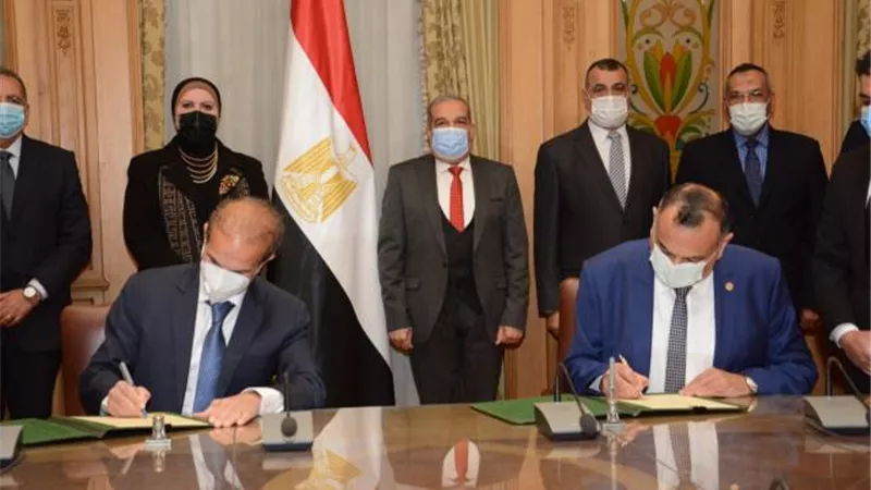 وزيرا ”التجارة والصناعة والانتاج الحربي يشهدان توقيع اتفاقية تصنيع مشترك بين مصنع (200 الحربي) و (MCV)