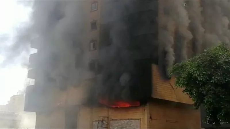 النيران مشتعلة منذ أكثر من 40 ساعة .. آخر تطورات عقار فيصل المحترق