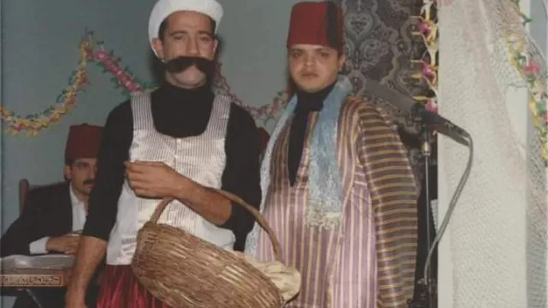 أشرف عبد الباقي يهنىء محمد هنيدي بعيد ميلاده بصورة نادرة