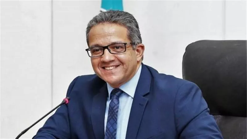 وزير الآثار مشيداً بعمال الحفائر : أصحاب الجلاليب أبهروا العالم
