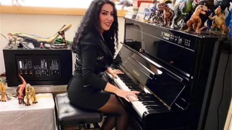 سمية الخشاب تستمتع بالعزف على البيانو بفستان أسود جرىء (صور)