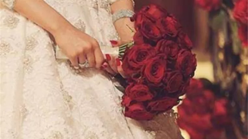 عروس تضع عريسها بموقف محرج في حفل زفافه.. اعرف السبب