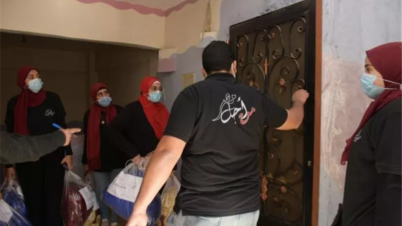 بالصور .. جامعة القاهرة توزع مساعدات إنسانية لأهالي عشش السودان بالجيزة