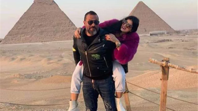 ماجد المصري وزوجته في رحلة بالأهرامات: الحب كله