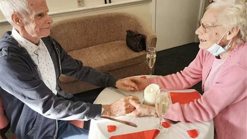 ارتبطا منذ 60 عامًا.. أول لقاء بين زوجين بعد أن فرقت بينهما كورونا عام كامل