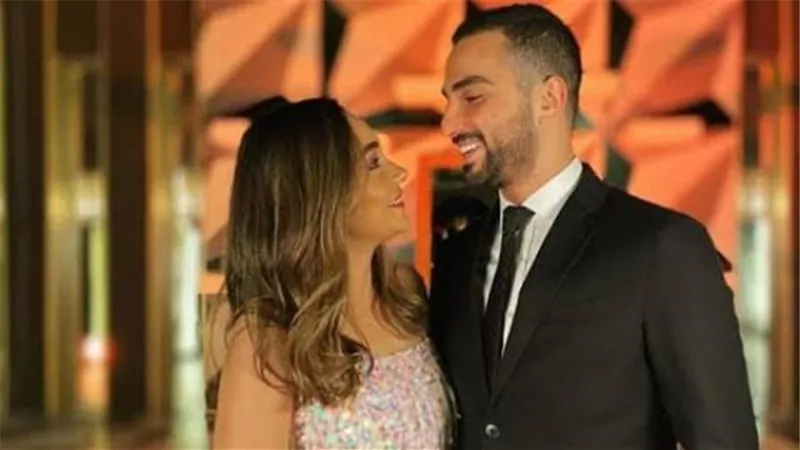 زوجة محمد الشرنوبي تغازله في أحدث ظهور له