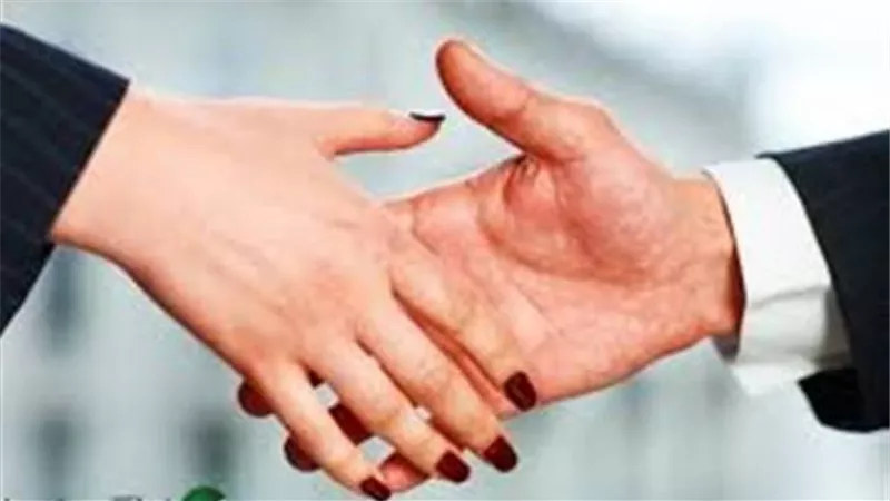 أثارت جدلاً بين الفقهاء.. هل مصافحة الرجل للمرأة تنقض الوضوء؟