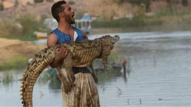محمد رمضان يحمل تمساحاً في كواليس تصوير مسلسل ”موسى”