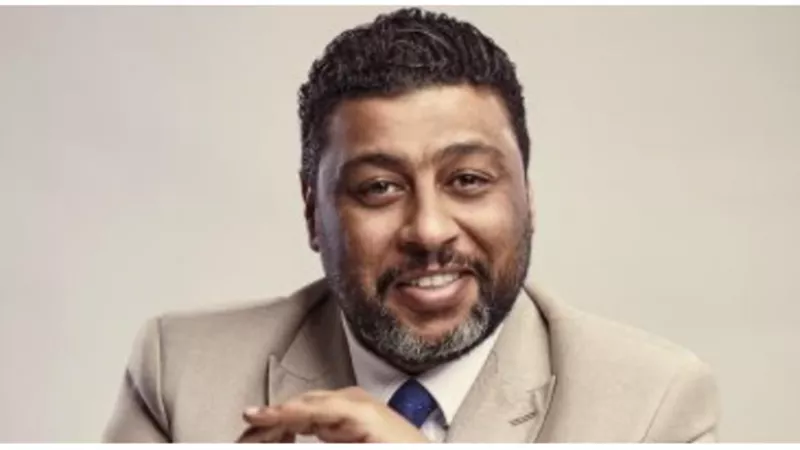 محمد  جمعة  يشارك آمير كرارة في ”نسل الأغراب”