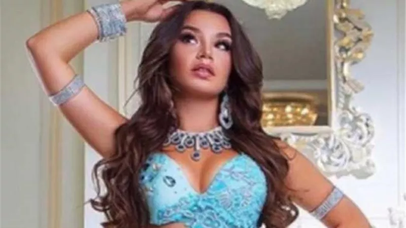 شاهد.. جوهرة بإطلالة فاضحة في أحدث ظهور لها