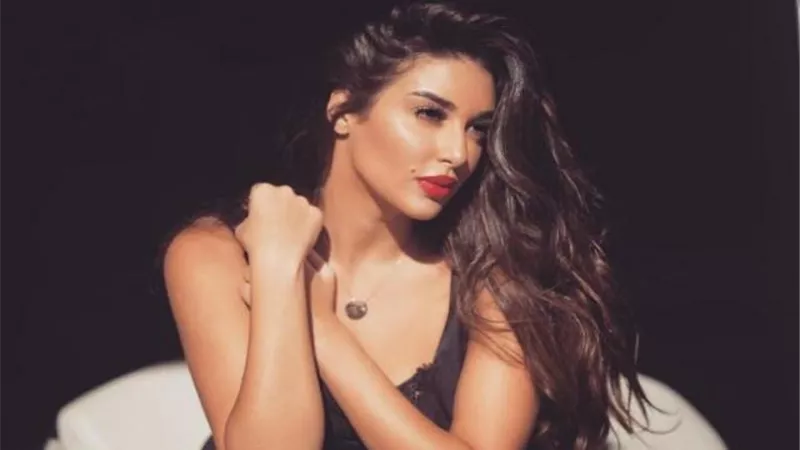 حافية القدمين.. ياسمين صبري تتألق بالأسود داخل منزلها