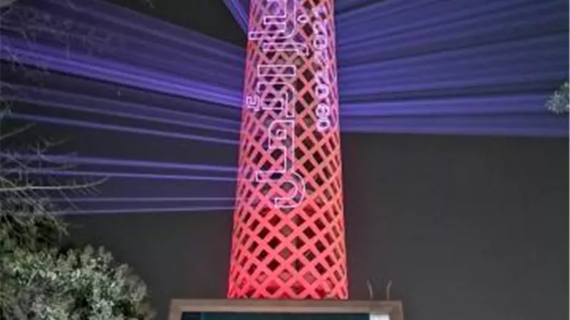 برج القاهرة يحتفل بوصول مسبار الأمل إلى المريخ