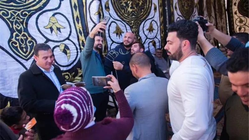 في أول ظهور له ببلدته.. استقبال خاص من أهالي كفر الشيخ للبيج رامي