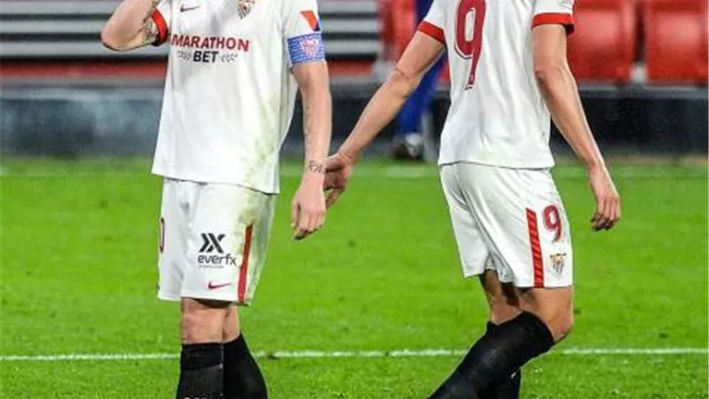 أشبيلية يسقط برشلونة بثنائية ويقترب من نهائي كأس ملك إسبانيا