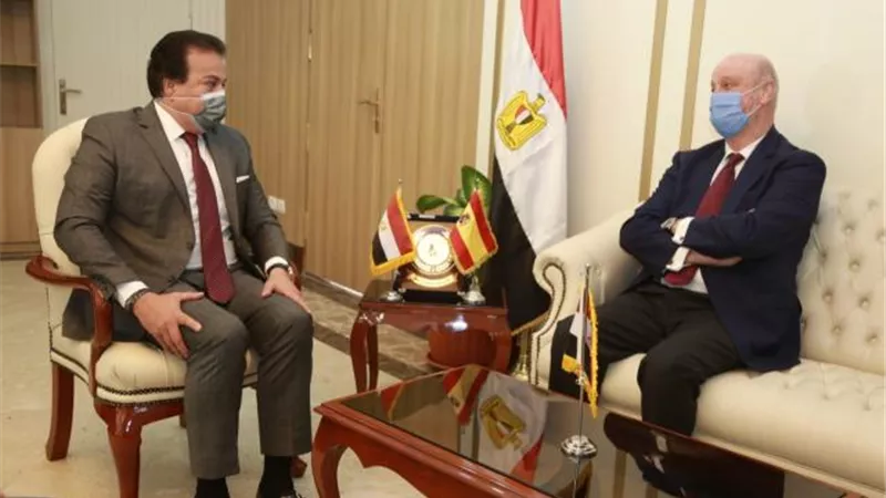 بالصور .. وزير التعليم العالي يستقبل السفير الإسباني بالقاهرة