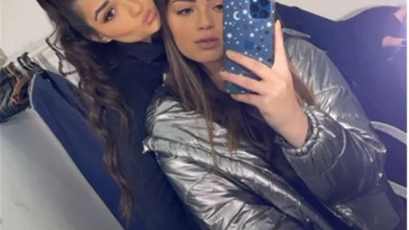 ليلى زاهر بإطلالة مميزة مع شقيقتها عبر ”انستجرام”