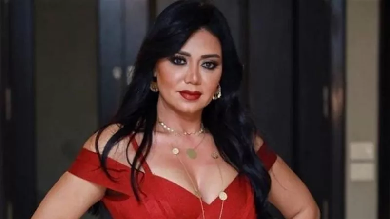 رانيا يوسف ترقص بقيمص الأهلي بعد فوزه ببرونزية كأس العالم (فيديو)