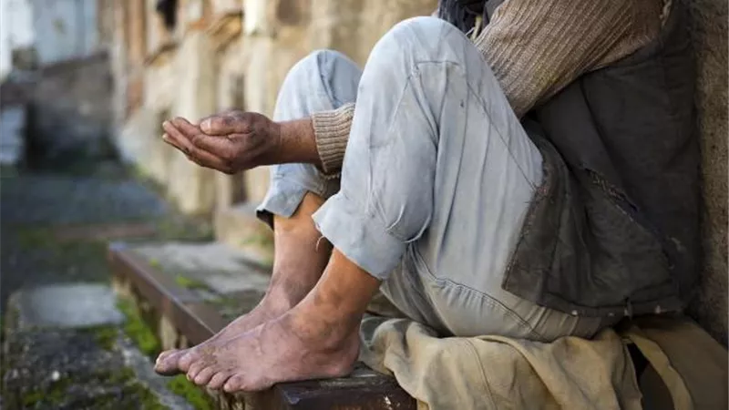 ما حكم منع الصدقة عن المتسولين في الشارع؟.. أمين الفتوى يرد
