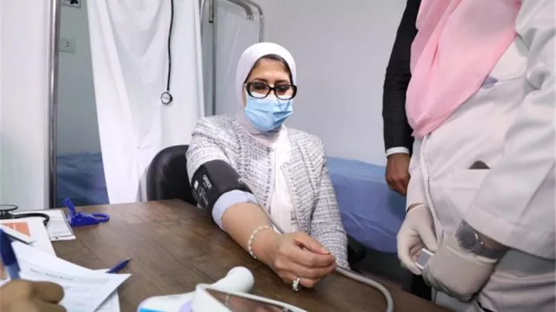 لماذا أصيب طبيب مصري بفيروس كورونا رغم تطعيمه باللقاح ؟ ..وزارة الصحة تجيب