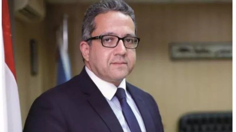 وزير السياحة والآثار يتفقد المركز المصرى للقيادة الآمنة