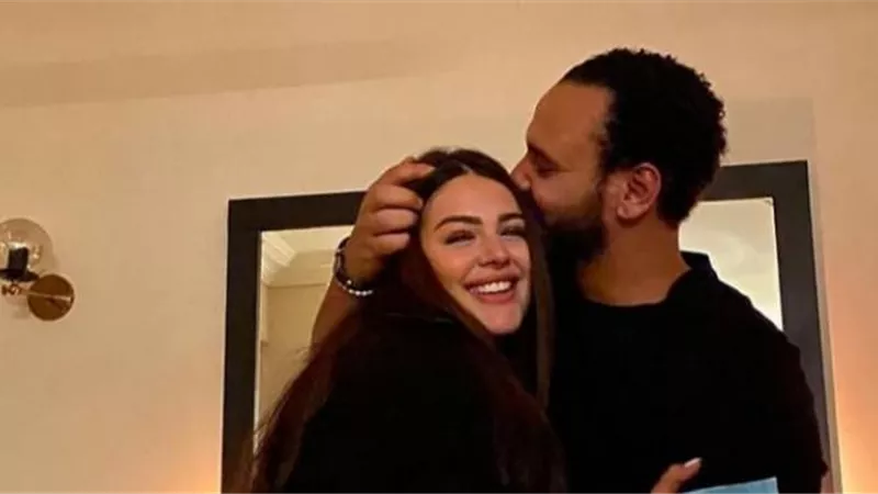 أحمد خالد صالح يقبل رأس هنادي مهنا احتفالاً بعيد الحب (صور)