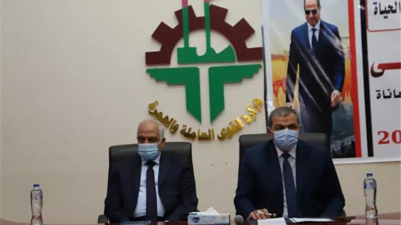 تغطي الوفاة والحوادث.. تسليم وثائق التأمين التكافلي للعمالة غير المنتظمة بالجيزة