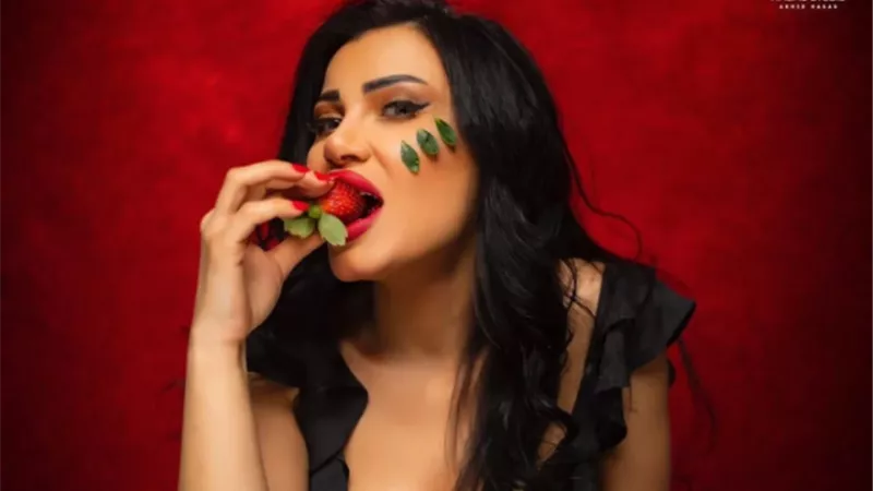 بسبب الفراولة.. منى ممدوح تُشعل مواقع التواصل الاجتماعي بإطلالة مثيرة