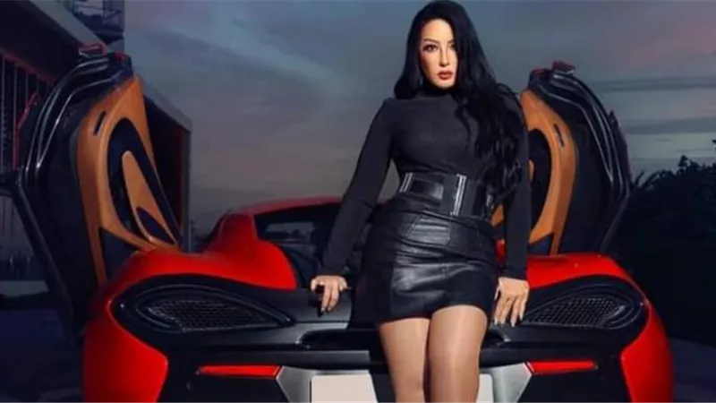 بـ جيبة سوداء قصيرة.. سمية الخشاب تحتفل مع جمهورها بـ ”الفلانتين”