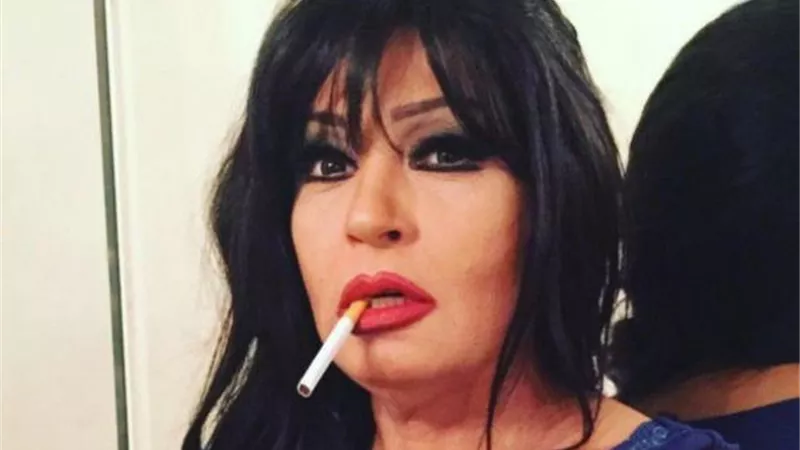 ضربت عادل الفار.. وحبست مدحت صالح.. واشتعل خلاف كبير بينها وبين هشام عباس وحورية فرغلي.. خناقات فيفي عبده عرض مستمر
