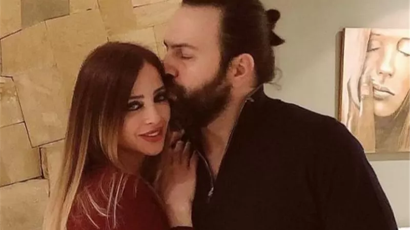 وفاء الكيلاني تحتفل بعيد ميلاد تيم حسن بقبلة رومانسية