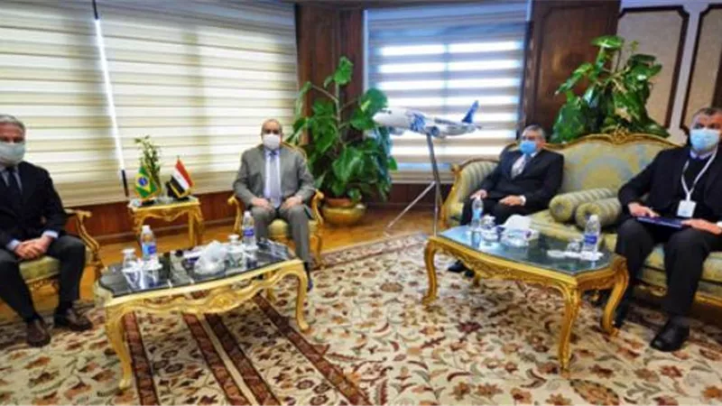 وزير الطيران المدنى يبحث مع سفير البرازيل تعزيز التعاون فى مجال النقل الجوى