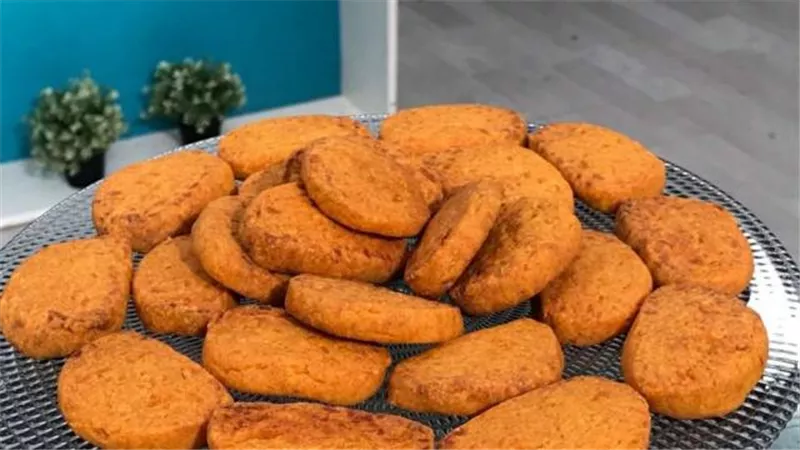 «زي المحلات».. أسهل طريقة لعمل بسكويت بالجبنة في المنزل