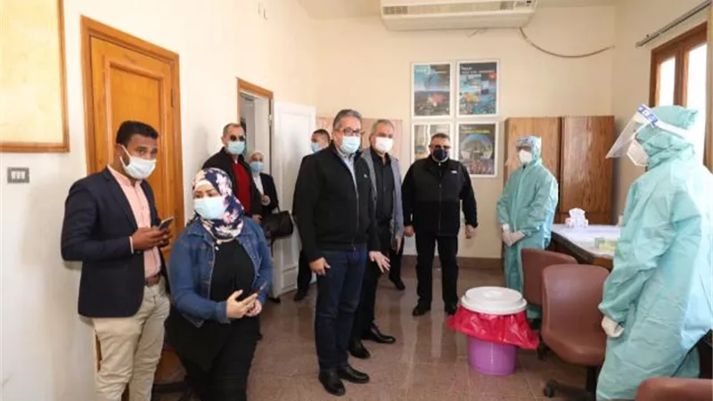 وزيرا الطيران و السياحة يتفقدان موقع إجراء تحليل لـ PCR بالغردقة