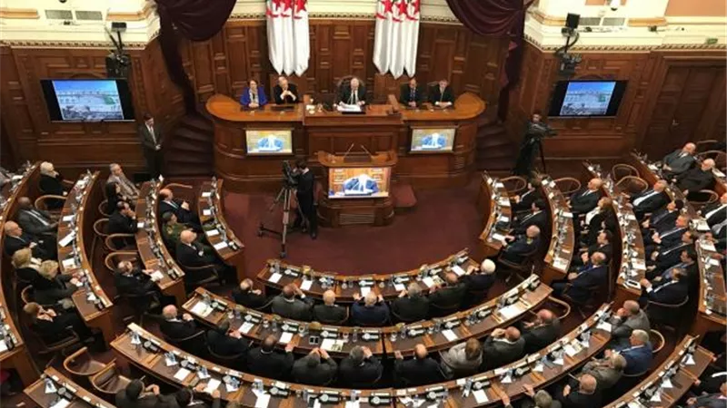 قرار عاجل من رئيس دولة عربية كبري بحل البرلمان