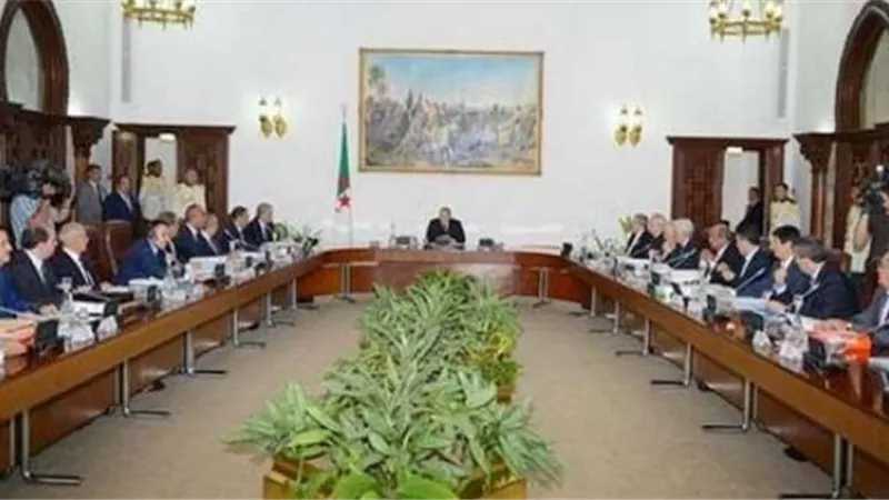 عاجل.. دولة عربية كبري تكشف عن تفاصيل التعديل الوزاري الجديد