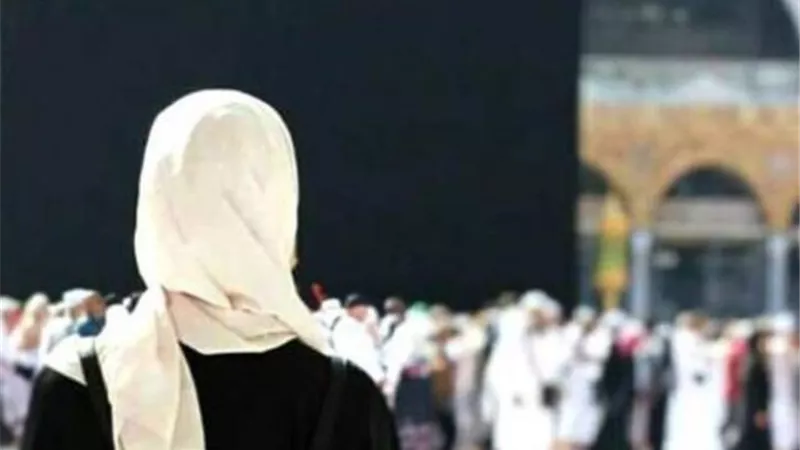 هل يجوز للمرأة السفر لأداء العمرة أثناء فترة العدة؟ .. اعرف الإجابة