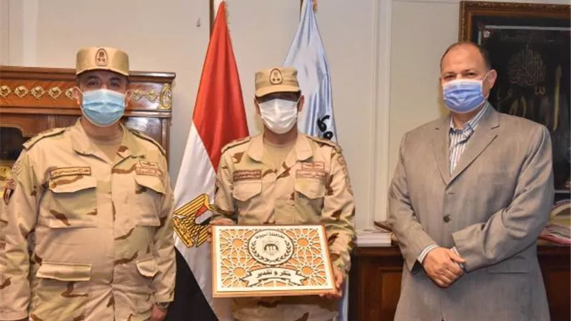 محافظ أسيوط يكرم العقيد محمود صبحي المستشار العسكري السابق للمحافظة