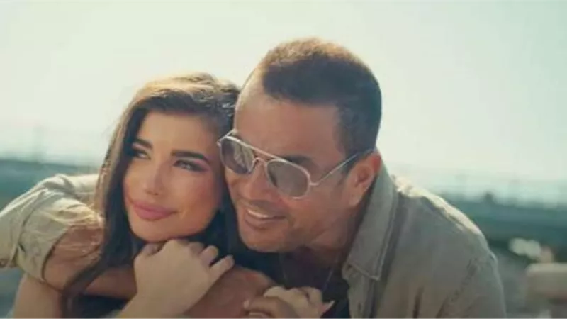 ثورة على السوشيال ميديا ضد عمرو دياب بعد ظهوره بـ”حلق”