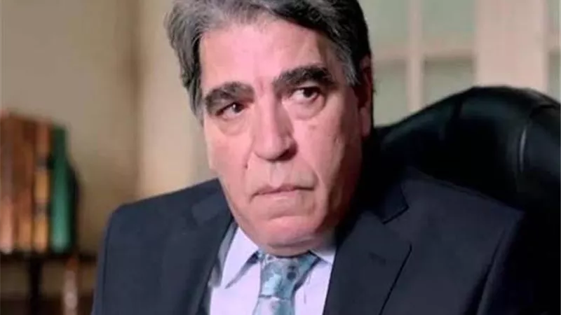 تزوج 4 مرات وانفصل عن عبلة كامل بسبب كلمة ”جوز الست”.. حريق أعاده من الإلحاد وسبب اعتزاله الفن.. حكايات محمود الجندي