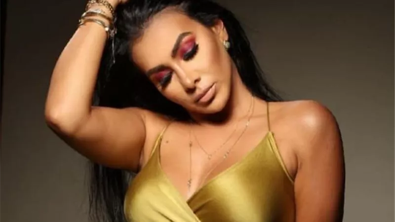 شاهد.. ميرهان حسين تستعرض أنوثتها بفستان ذهبي جريء
