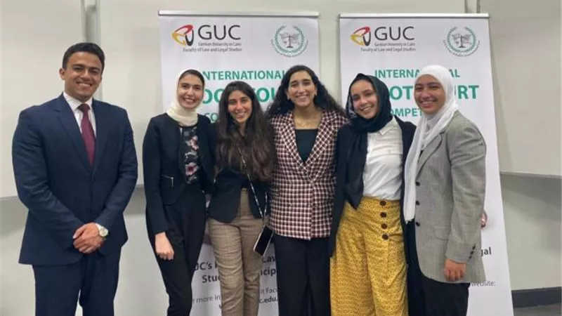 بالصور .. فوز فريق حقوق الألمانية بالقاهرة بجائزتي أفضل مذكرة كتابية و مرافعة شفهية
