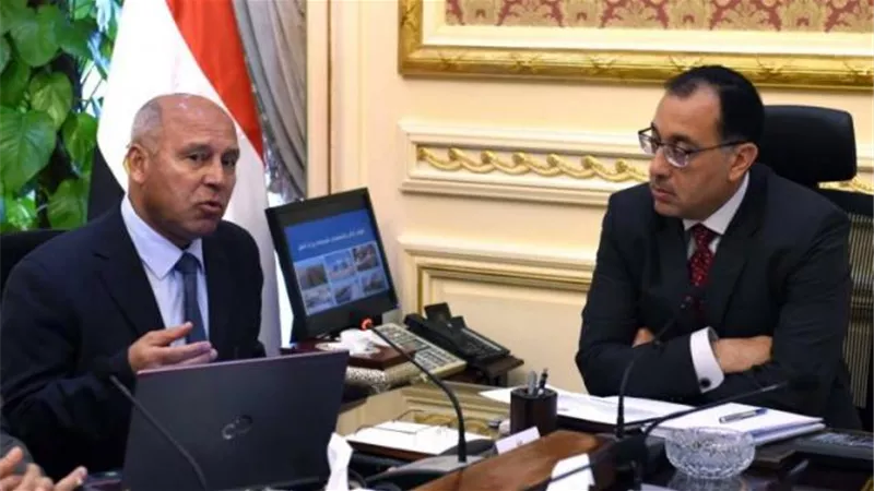 مدبولي والوزير يناقشان الخطة الاستثمارية لوزارة النقل