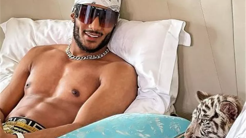 محمد رمضان برفقة نمر علي سريره ويعلق : ”بيبي”