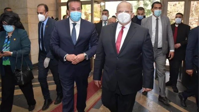 بالصور .. وزير التعليم العالي ورئيس جامعة القاهرة يتفقدان بدء  امتحانات الفصل الدراسي الأول بكلية الطب
