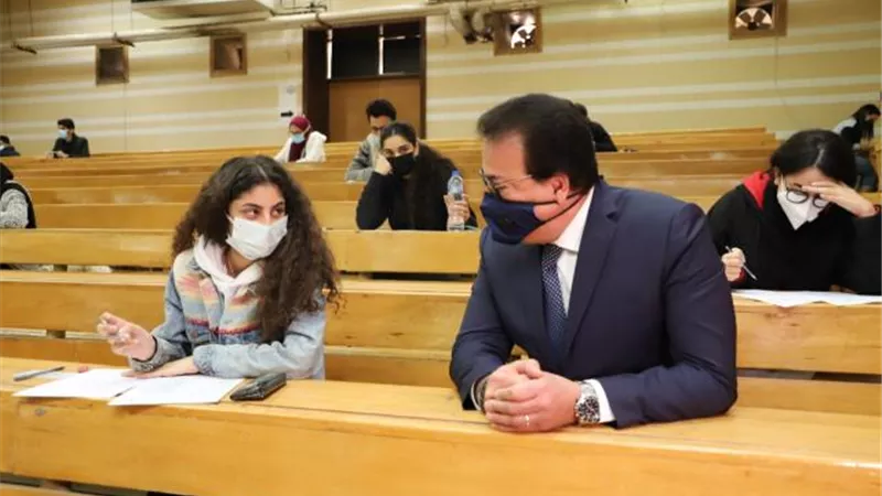 بالصور.. وزير التعليم العالي يتابع انتظام لجان الامتحانات بجامعتي القاهرة وعين شمس